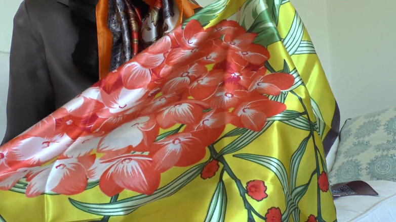 Lady Victoria Valente: Permainan syal satin yang seru! Lady Victoria Valente