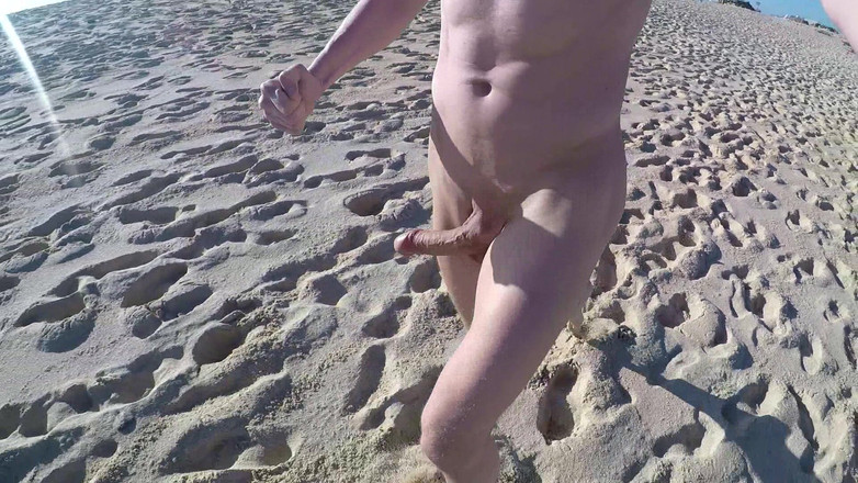 outdoor-fun: Plajda boner ile çıplak koşuyor 1