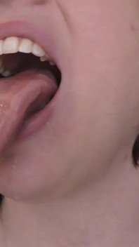 Occhiali e gape: sessione di sbavatura con speculum dentale di 11 minuti