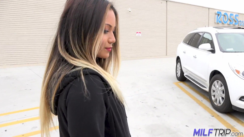 MILF Trip: Азиатская милфа Lana Violet остается возбужденной в течение всего дня