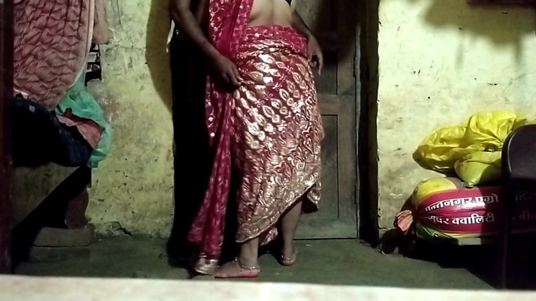 Desi_bhabhi121: युवा भारतीय जोड़ा चुंबन