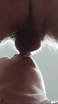 Succhia il cazzo e mi fà godere il mio sperma