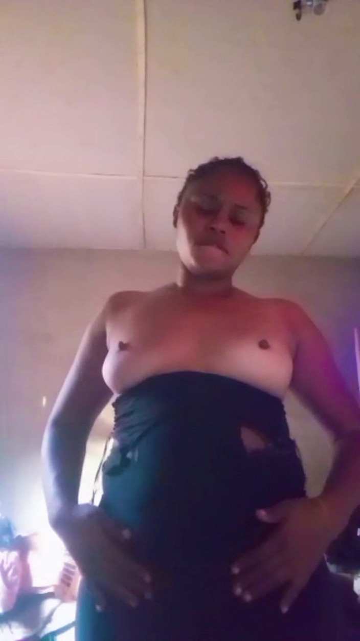 Lovelee: Fată nigeriană Hony atingându-se într-un videoclip în direct