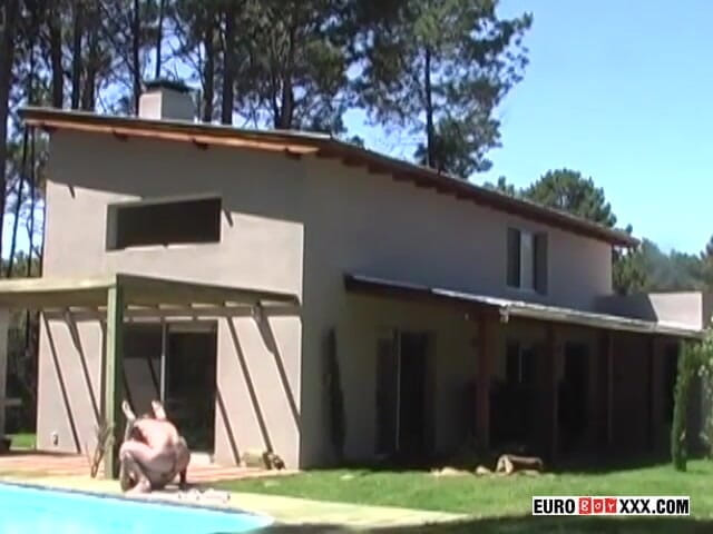 Euro boy xxx: Howard e Michael em uma foda à beira da piscina
