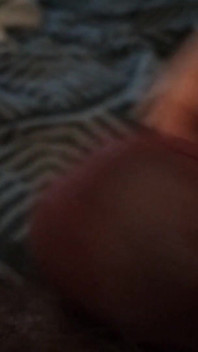 Mein Freund liegt auf dem Bett und spielt mit seinem großen Schwanz
