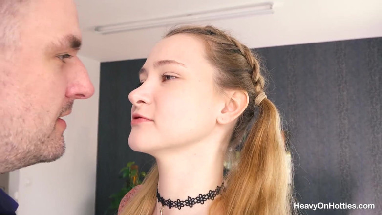 Heavy on Hotties: Rusoaica drăguță Ivi Rein suge pula în timp ce se joacă...