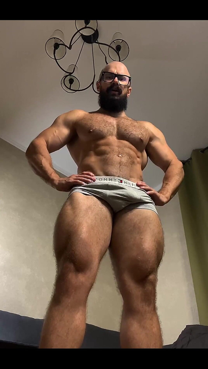 Mister Stone: Použijte svou ústa k uctívání mých nohou a svalů