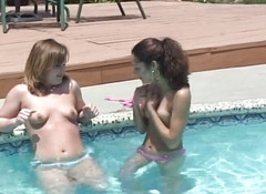 Lesbo Tube: 戴着墨镜的婊子被舔舐