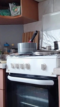 Istri seksi lagi siapin makanan di dapur sambil bugil. Brunette berbulu, pantat besar, payudara besar.