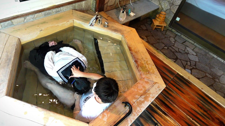 ushirosugatanomiki: Uniforme empapado, atado en una bañera y dando clases fuera...