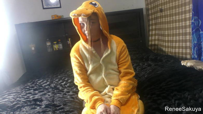 Renee Sakuya: Renee Sakuya tančí v charizardského obleku, tichý film