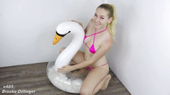 Brooke Dillinger: Kundička brousí orgasmus na labutě