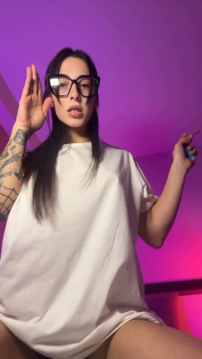 Fans of Sofia Sweetsecrett: T-shirt Large, Musique Et Provocation