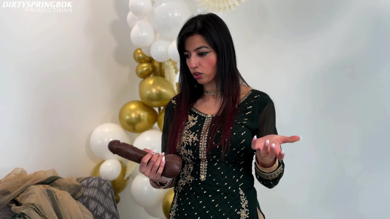 Aaliyah Yasin: Aaliyah Yasin trova un dildo dopo la festa eid