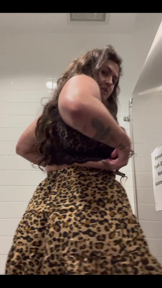 Josie Jaxxon: Šukání Zadku V Práci