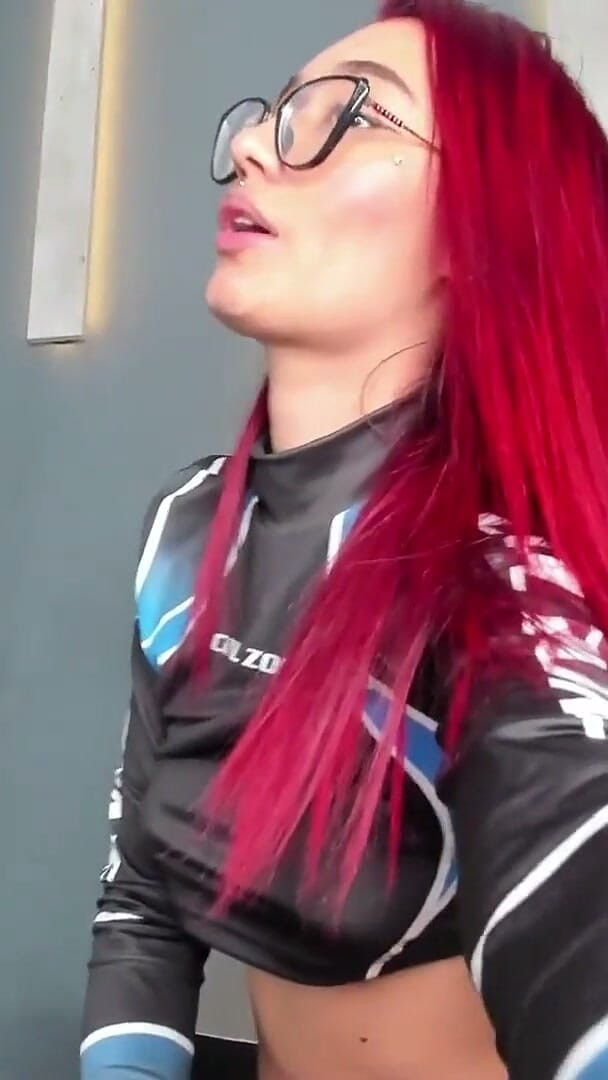 Lia Wood: La Bella Latina Con I Capelli Colorati Vuole Solo Essere...