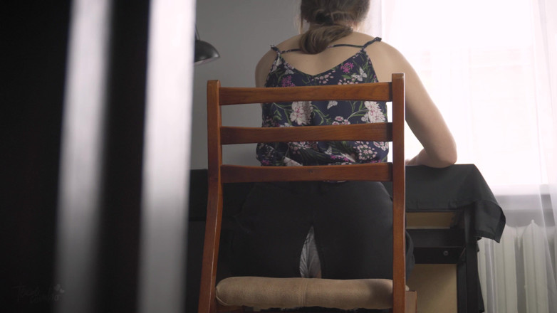 Teasecombo 4K: Sledoval jsem, jak sexy sekretářka pracuje v roztrhaných kalhotách