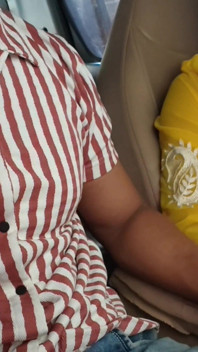 Saya meyakinkannya untuk menunjukkan buah dadanya di dalam kereta di tempat awam berisiko di luar rumah