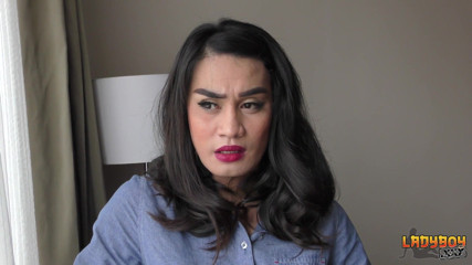 Grooby Girls: Ladyboy Jaycie Ann streelt haar pik!
