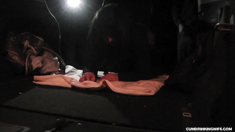 Cumdrinking Wife: Gangbang malam-malam di rest area sama 12 orang asing