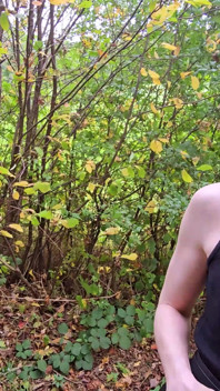 La ragazza bionda pisciata in pubblico si fa sborrare sui suoi collant