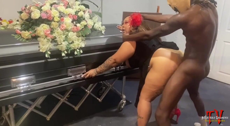 Blvck Rose TV: Dick-o-ween: Belaquis este futut în casa înmormântare bântuită de o pulă neagră