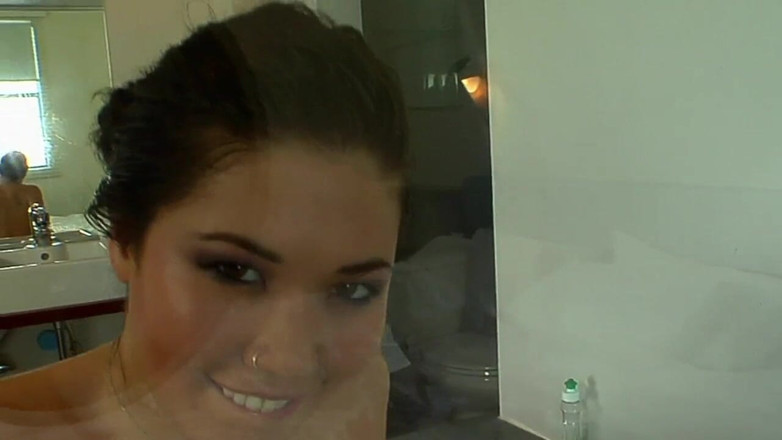 LesbianFantasies: Splendida ragazza asiatica si masturba in bagno