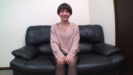 Asian Mature Climax: Awek berambut pendek di sofa casting