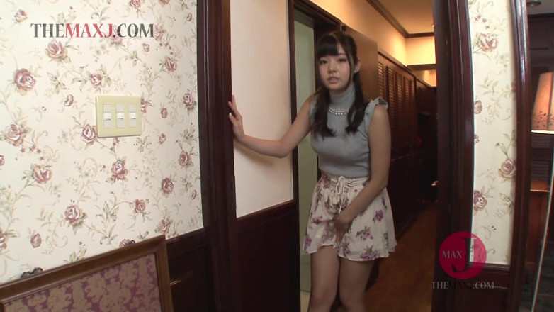 Asian happy ending: Asiatisk tjej suger kuk i POV -stil alla klädd, del 1
