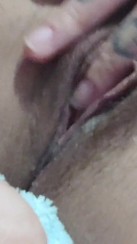 Acabo de chorrear en mi entrenador tocando mi coño