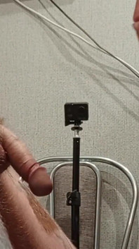 Cadela chupa pau e recebe uma boca cheia de meu esperma