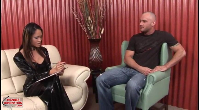Transex domination: Jules allena il suo sottomesso