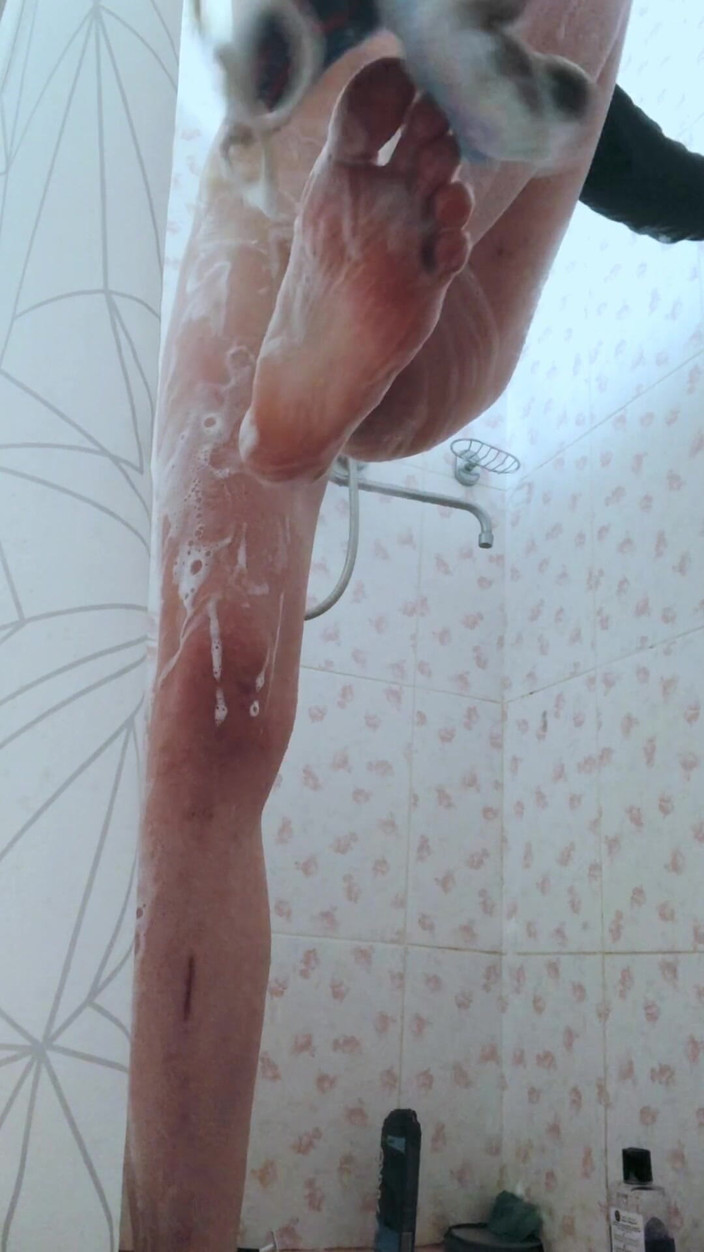 Wvemur: Twink en el baño muestra su cuerpo