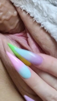 カラフルなふしだらな女が彼女のおもちゃをしゃぶってオーガズムまでファックする