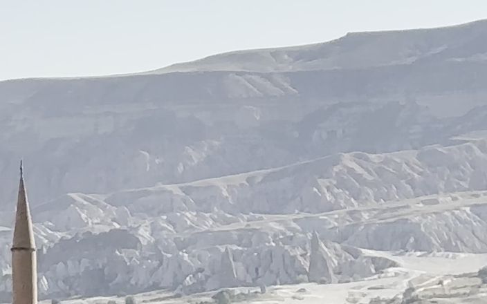 Monika Fox: Cáo Monika tuyệt đẹp trong bộ đồ màu đỏ trên núi Cappadocia