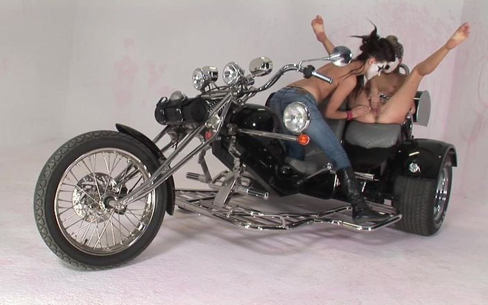 The Hunter Collection: 有画脸的女同性恋摩托骑手舔阴部和玩假阳具