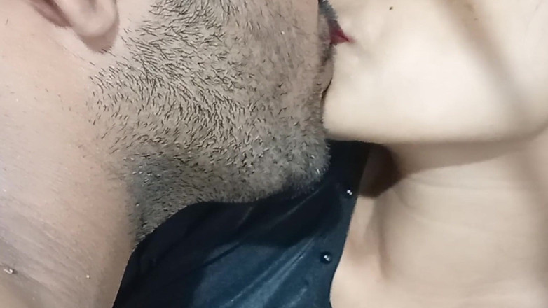 Dearshivani: Beso de labios con chica musulmana
