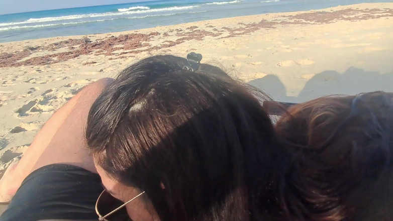 LauraOnHeels: MILF suge un penis cu spermă înghițind spermă la plajă