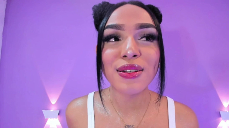 Brittany Gil: Bibir Berair Seksi