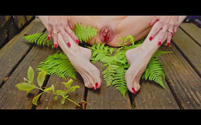 Rebeccaxhot: Red Nails and Other Things