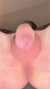 Krásná teenagerka Femboy jezdí na péru a mrdce