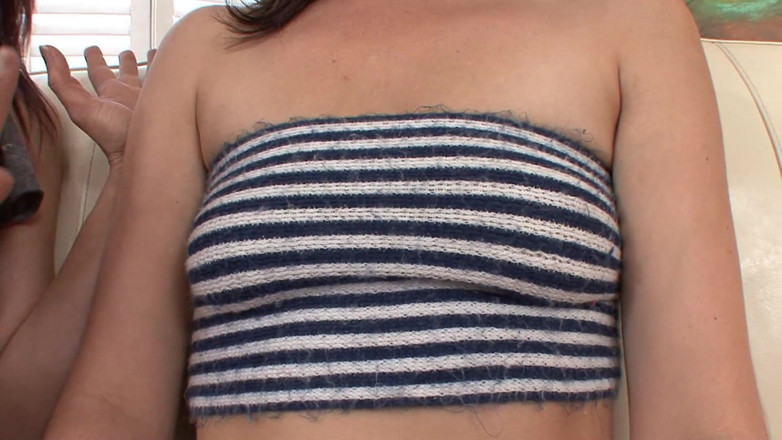 Naughty Girls: Lesbická milfka používá roztomilou teenagerku, aby vystoupila