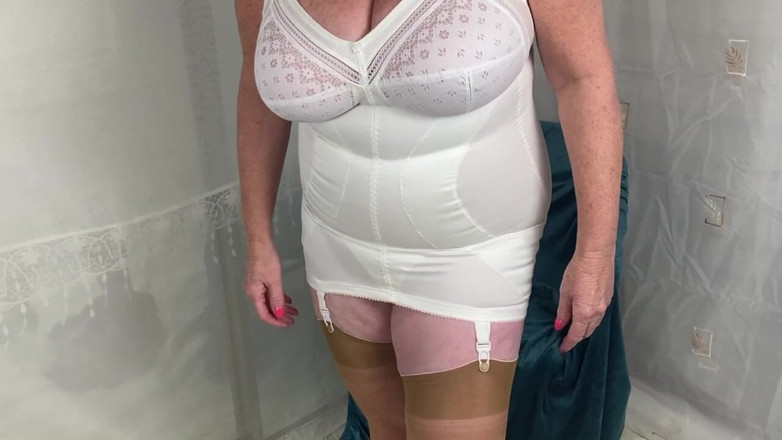 Aunty Sandra vintage girdle queen: Sandra Teyze senin için soyunuyor