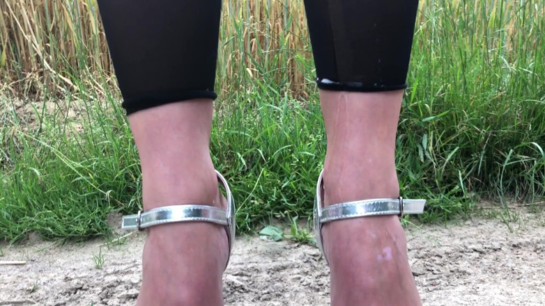 Goddess Lena: Meando con mis talones