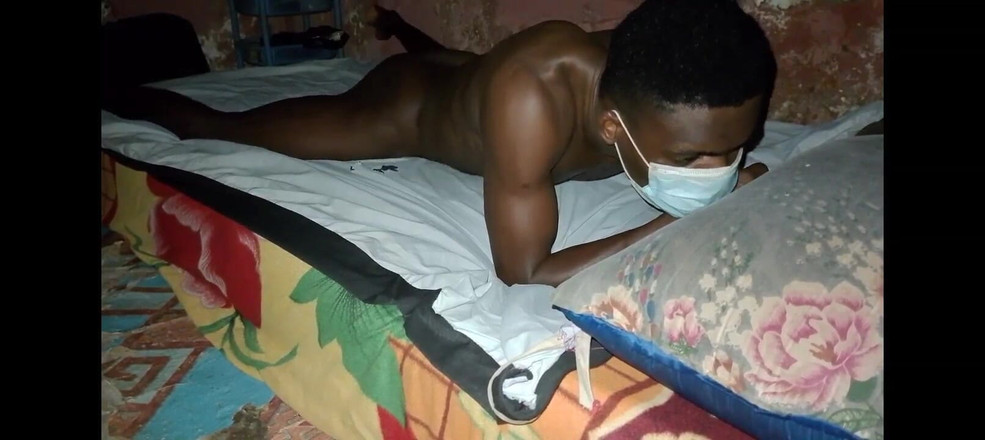 Masturbator emmy: Afrikaanse zwarte man neukt zijn bed