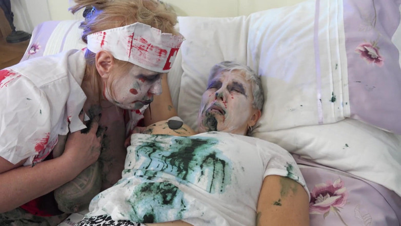 Dirty Doctors Clips - Mature British Lesbians: Sex šílené lesbické zombie