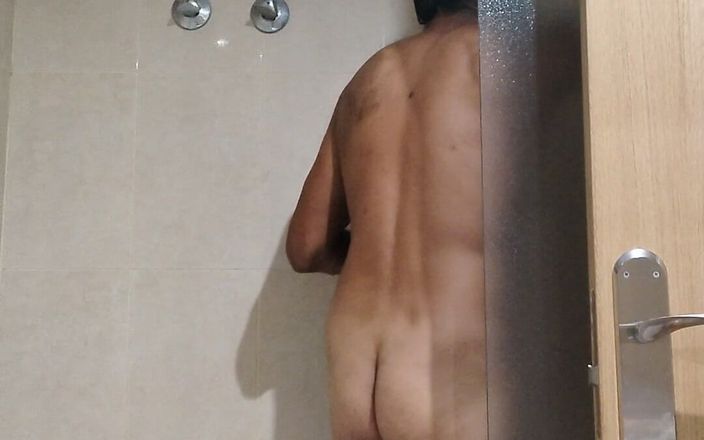 Boy top Amador: Güzel bir banyo yapıyor