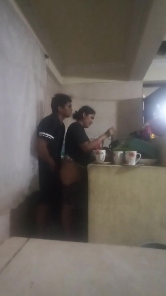 E-Alfa: Pembantu rumah dikongkek di dapur (isteri saya hampir menemui kami keluar)