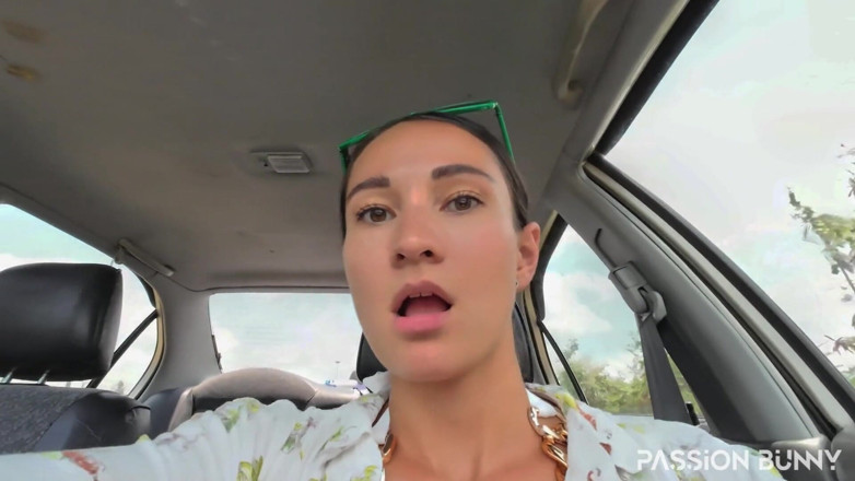 PassionBunny: Coincée dans une voiture et pipi à l’intérieur sur la Florr