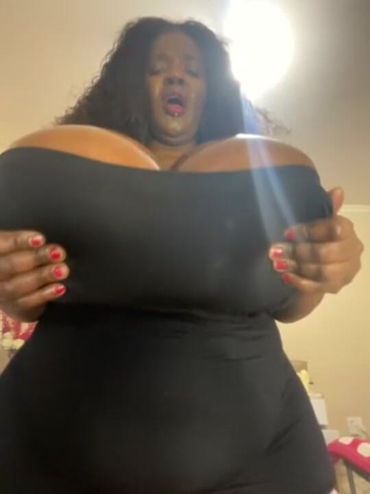 Legendary Booty Overdose: Rebotando tetas gigantes